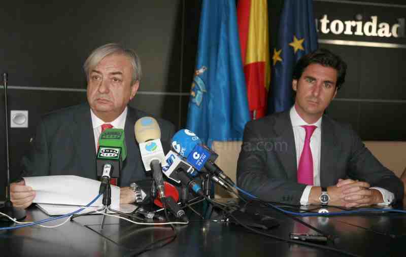 Arturo Esteban (izq.) junto al director del puerto, José Luis Almazán