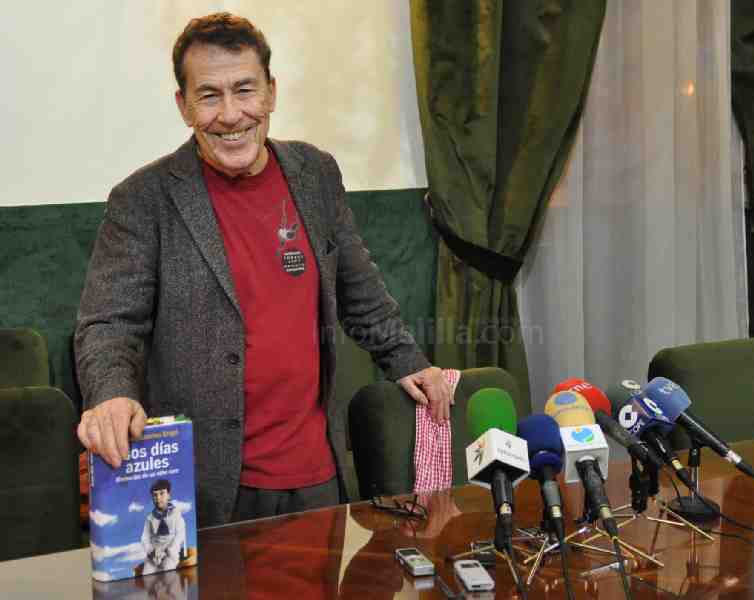 'Esos días azules. Memorias de un niño raro' es el título de 34º libro del escritor