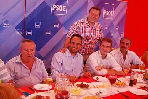 El PSOE rinde homenaje a sus afiliados más antiguos en el marco de su tradicional comida de Feria