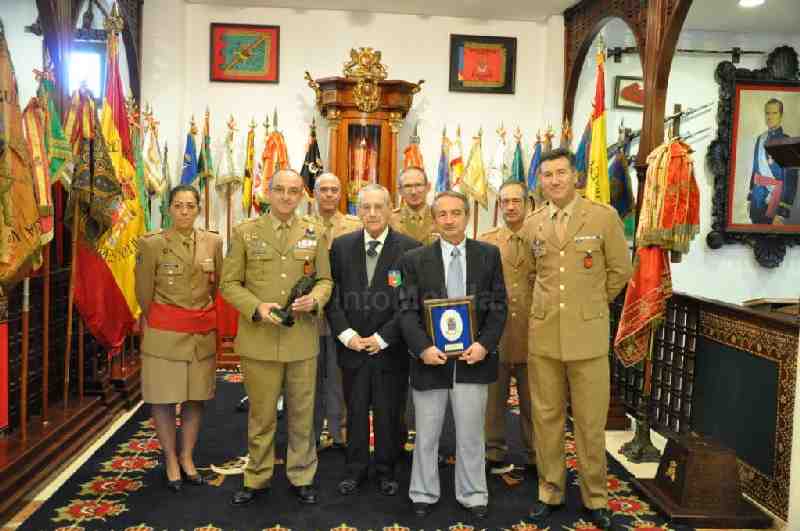 La COMGEMEL homenajea al coronel Ginés García por su veteranía en el Ejército