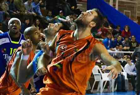 José Amador defendiendo los colores de Menorca Basket
