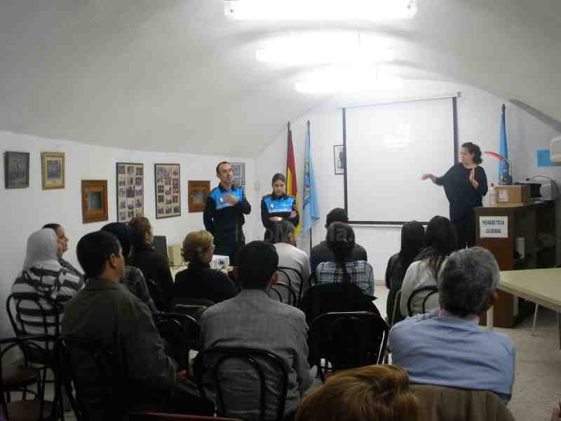 La Policía Local imparte charlas de sensibilización y buenas prácticas a los sordos melillenses