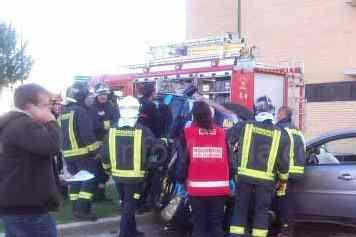 Los Bomberos rescatan a un hombre que se sintió indispuesto en la calle de Padre Lerchundi