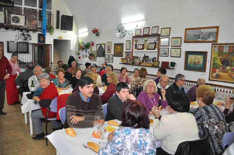 Las asociaciones de vecinos rinden homenaje a los padres en su día
