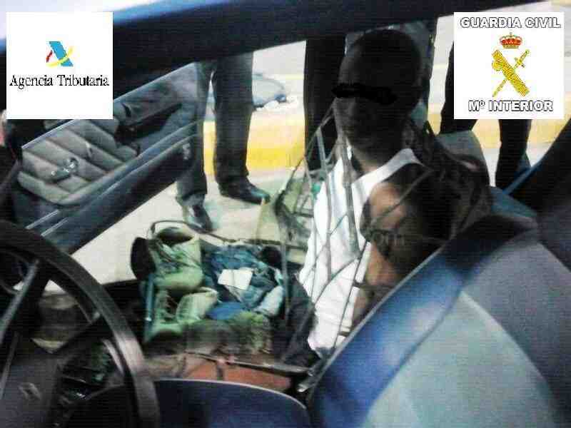 Localizado un inmigrante subsahariano que pretendía acceder a Melilla oculto bajo el armazón del asiento delantero de un vehículo