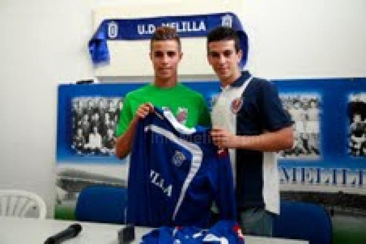 Los dos jugadores con la camiseta de su nuevo equipo en sus manos