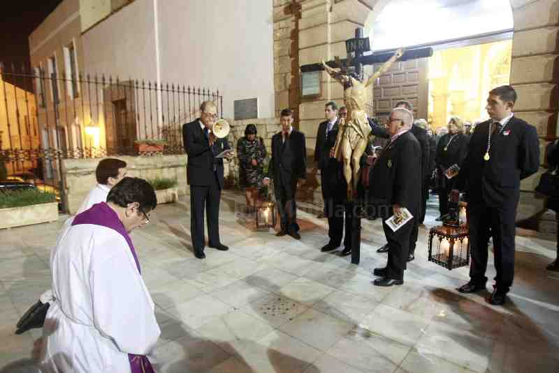 Las calles del Pueblo viven un emotivo Vía Crucis con el Cristo del Socorro