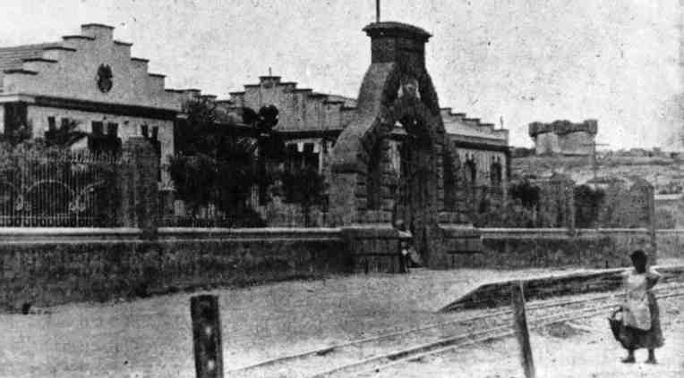El Hospital Militar de Melilla lleva a cabo su último arriado de Bandera
