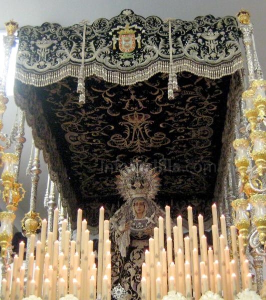 El escudo de Melilla sobre el frontal del palio de Nuestra Señora del Gran Poder