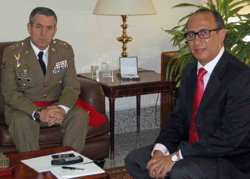 Luis Martínez Trascasa (izda.) y Abdelmalik El Barkani (dcha., durante su reunión