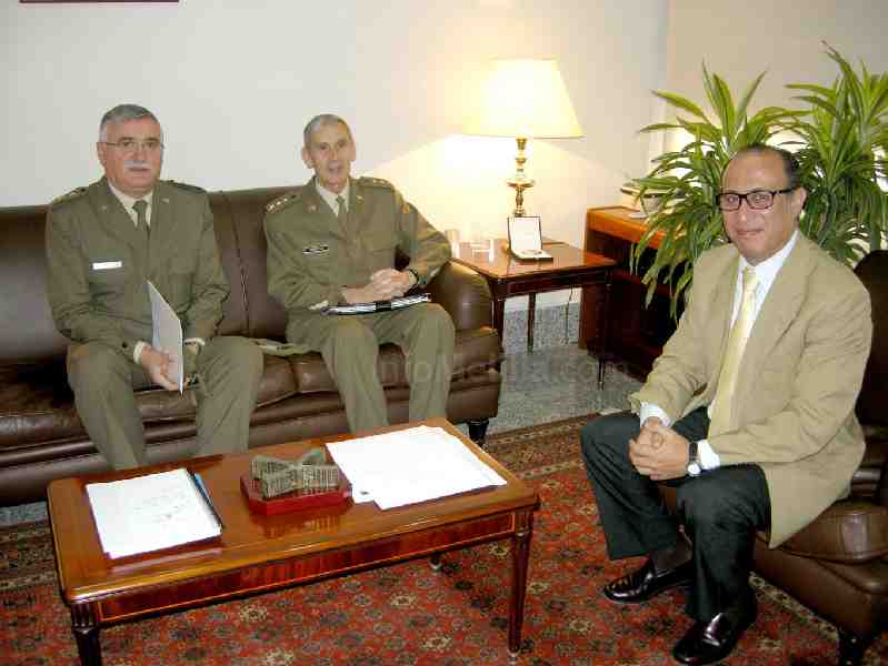 El Barkani junto al delegado de Defensa en Melilla y el secretario general de la misma