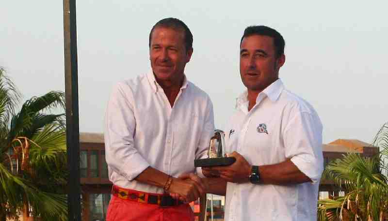 Miguel Marín entrega a José Luis Pérez el premio como campeón de la clasificación general conjunta