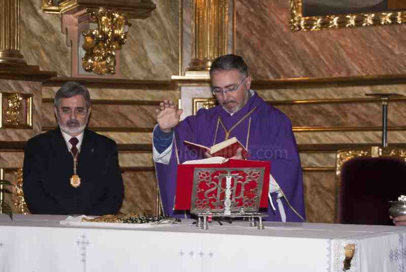 El Humillado impone sus medallas a los nuevos cofrades y cofrades de honor el Miércoles de Ceniza