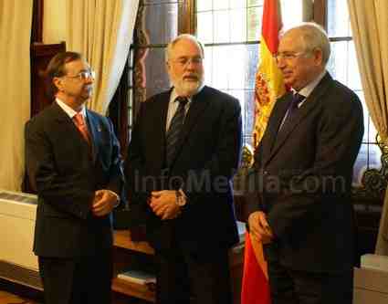 De izda. a dcha.: Juan Jesús Vivas, Miguel Arias Cañete y Juan José Imbroda