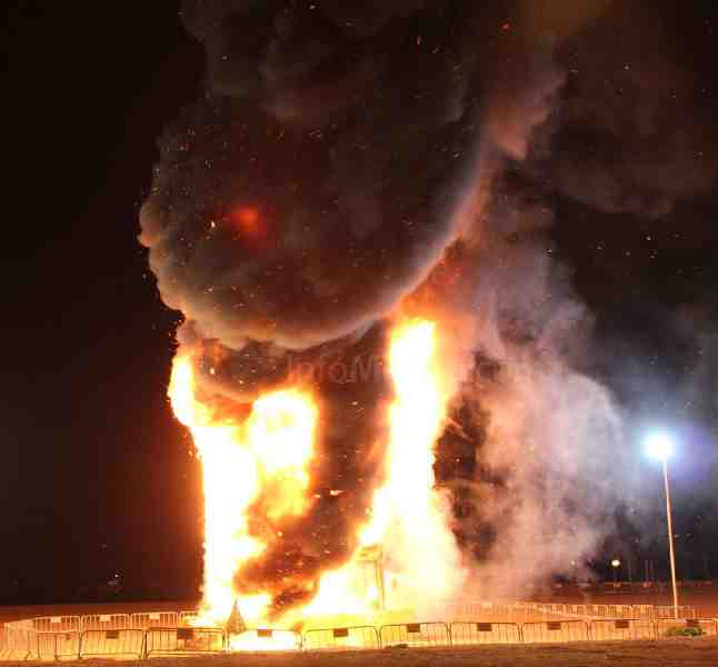 Miles de melillenses asisten atentos a la quema de la candelaria de la mágica noche de San Juan