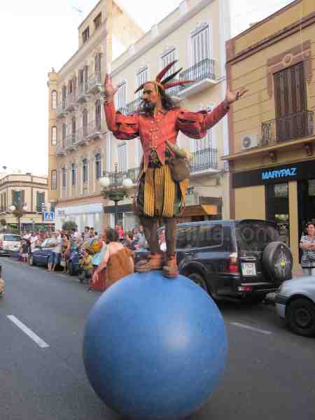 Comienza el Mercado Medieval de Melilla con la tradicional cabalgata de caballeros, damas y malabaristas
