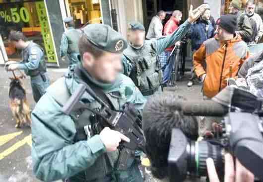 La Guardia Civil se muestra como escudo de la Democracia frente al terrorismo en el Club Marítimo