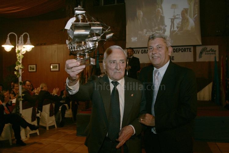 Recibiendo de manos de Carlos Téllez -pripietario- el merecido Trofeo "Vº Pino"