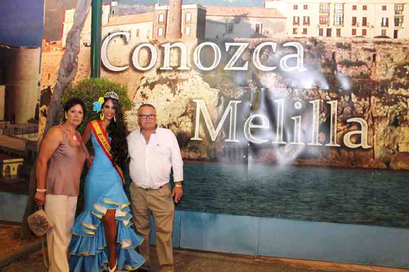 La ganadora posando junto a un gran cartel de Melilla