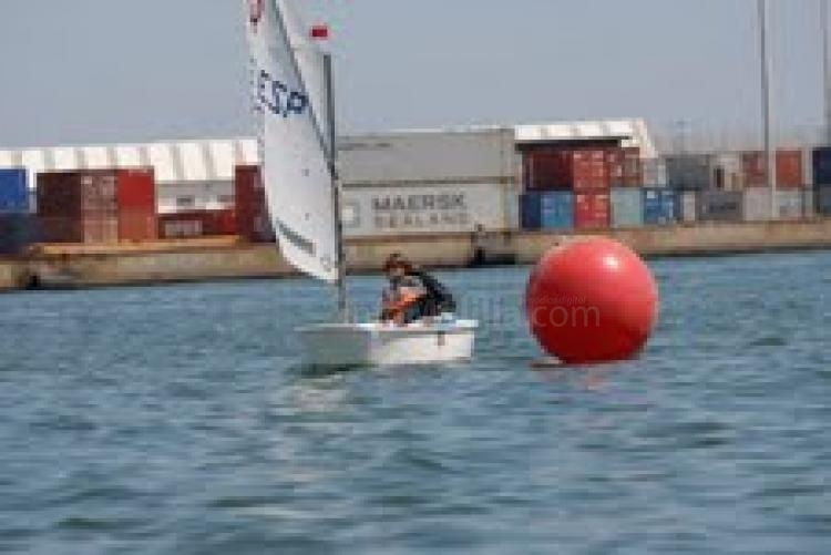 Arturo Chao y Esther Gómez, campeones de la Copa Federación de optimist y láser 4.7