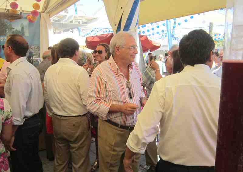 Imbroda disfrutando de la Feria de Melilla junto a algunos compañeros de Gobierno