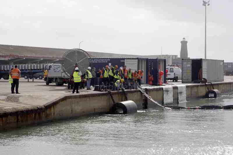 Los trabajadores del Puerto participan en un simulacro de vertido de sustancias contaminantes en el mar