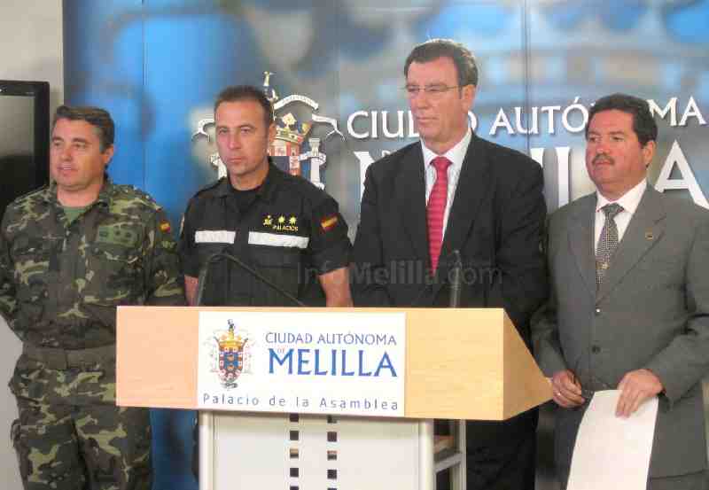 De izquierda a derecha, el Tte. Cnel. Santiago Conde, Tte. Cnel. Tomás García, vicepresidente segund