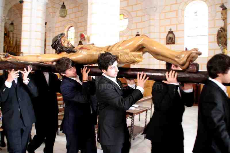 La Cofradía de la Soledad ultima los preparativos para la salida esta noche del Santísimo Cristo de la Paz