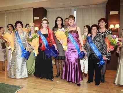 Carmen Colomera, 'Miss Aulas 2011' (dcha.), entregó la corono a Rosa Benavente (en el centro, de neg