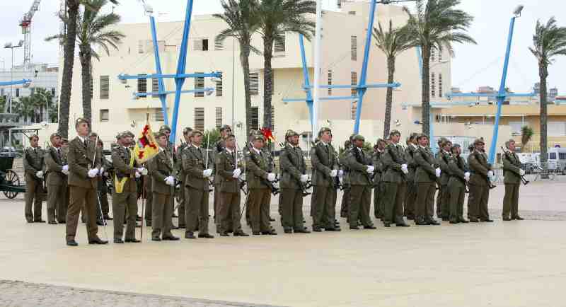 Más de 200 personas reafirman su amor patrio en la Jura de Bandera Civil celebrada en Melilla
