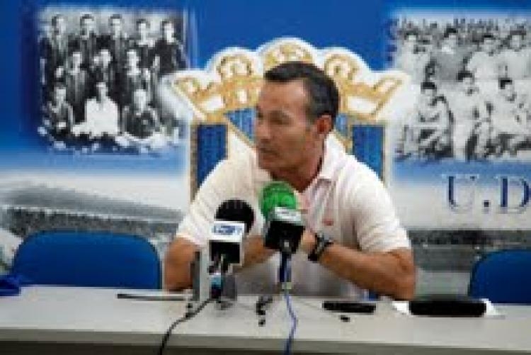 Juan Moya durante la rueda de prensa de su presentación como nuevo "mister" azulino