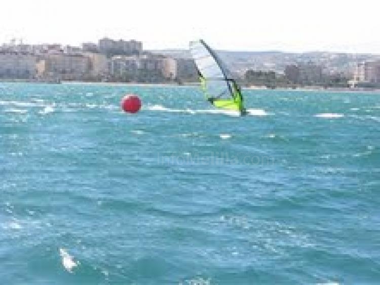 Deportes Náuticos (Windsurf): Fernando Rioja gana la prueba inaugural del Circuito Melillense de Slalom