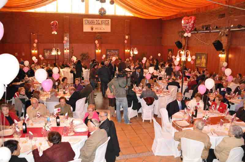 Los mayores celebran San Valentín con un gran festín