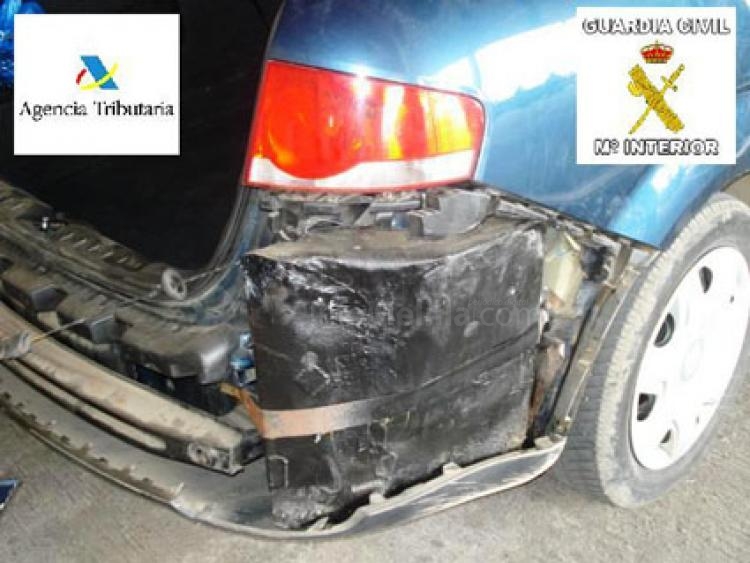El hachís suele ser escondido en dobles fondos practicados para este fin en los coches