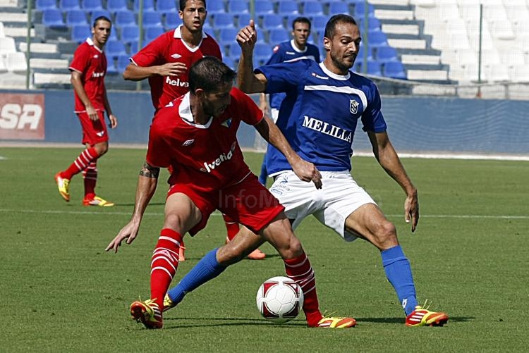 Jairo luchando por un balón