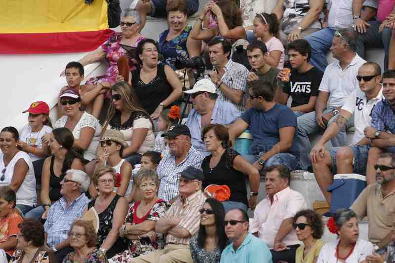 Padilla, "El Fandi" y Arenas salen a hombros en Melilla