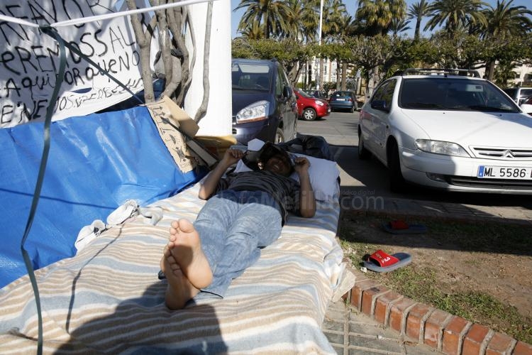 Los inmigrantes tunecinos trasladan su acampada para no afectar a la normalidad de la ciudad
