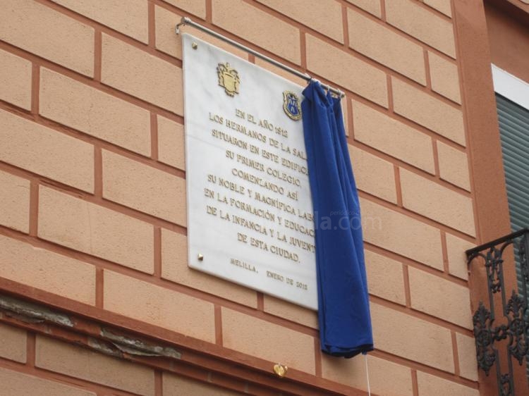 La Salle coloca una placa conmemorativa en el primer edificio que albergó a esta institución en Melilla