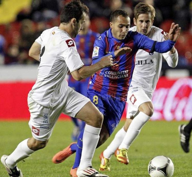 de la Mota intentando robar un balón a un jugador levantinista