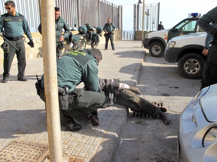Catorce inmigrantes, dos de ellos bebés, han llegado hoy a la costa de Melilla a bordo de una frágil embarcación