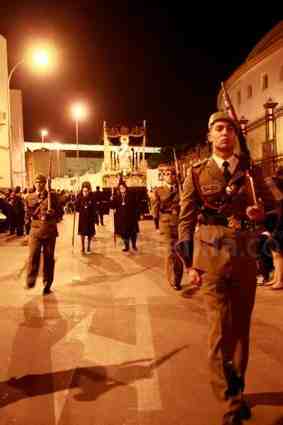 Jesús Nazareno y la Virgen de los Dolores recorren juntos Melilla en la noche del Miércoles Santo