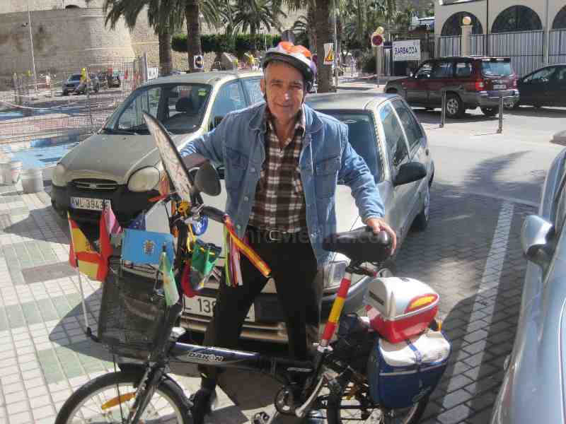 'Diego de Cai', entre España y Marruecos, currante y exlotero...siempre en bici