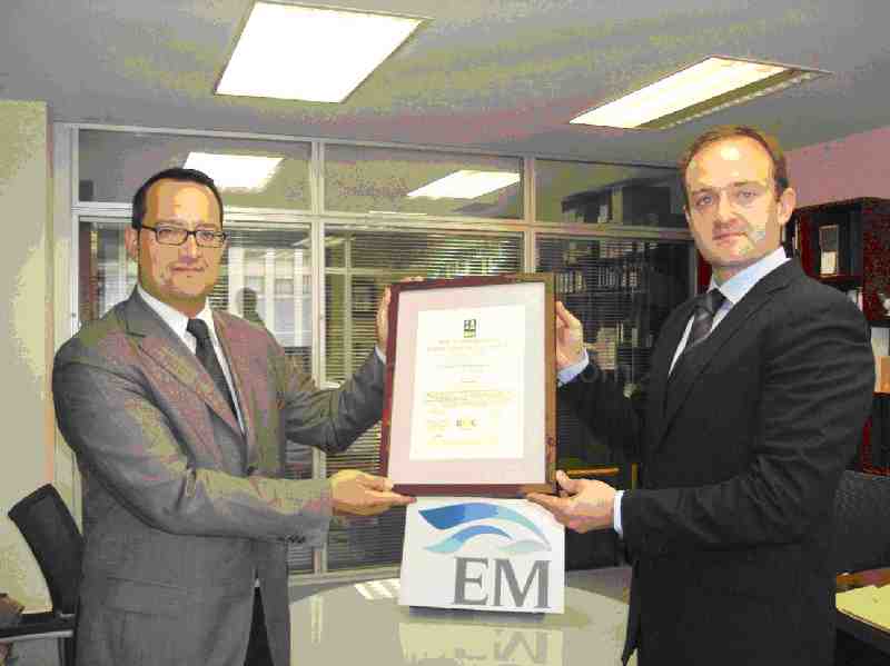 Momento de la entrega de los certificados por Ricardo Álvarez Muiña, Sustainability Technical Manage