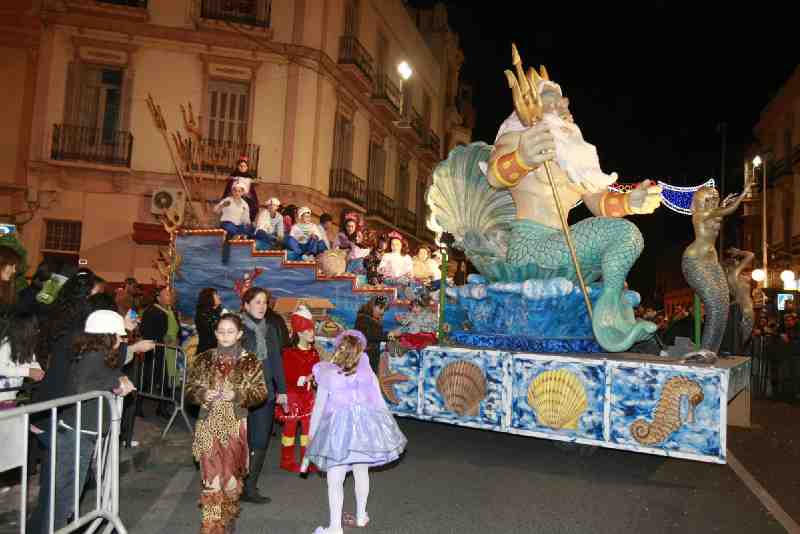 Una colorida cabalgata y la tradicional quema de la sardina ponen el punto y final al Carnaval 2012