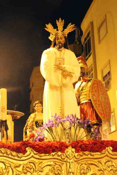 'La Sentencia' y su paso sevillano emocionan en la noche del Lunes Santo