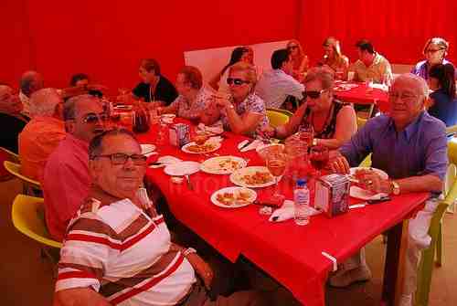 Buena compañía y una deliciosa paella en la primera fiesta del PSOE en la Feria 2012