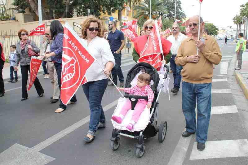 UGT y CCOO protestan por los recortes del Gobierno central dejando claro que "con la Sanidad y la Educación no se juega"