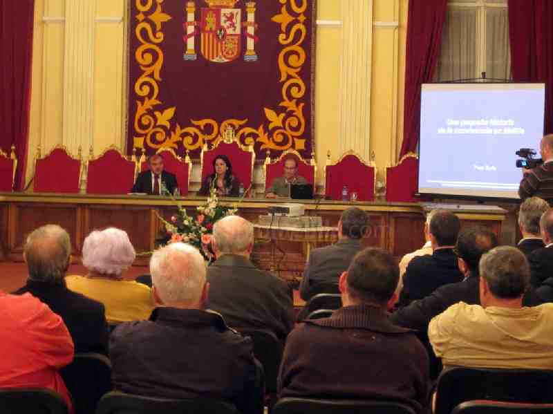 El profesor francés ha estado acompañado por Simi Chocrón y Miguel Villalba durante su intervención