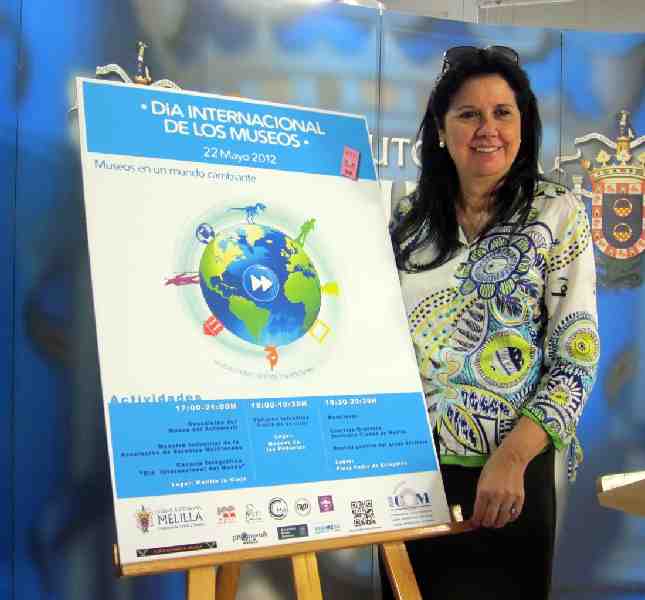 Simi mostrando el cartel anunciador de las actividades