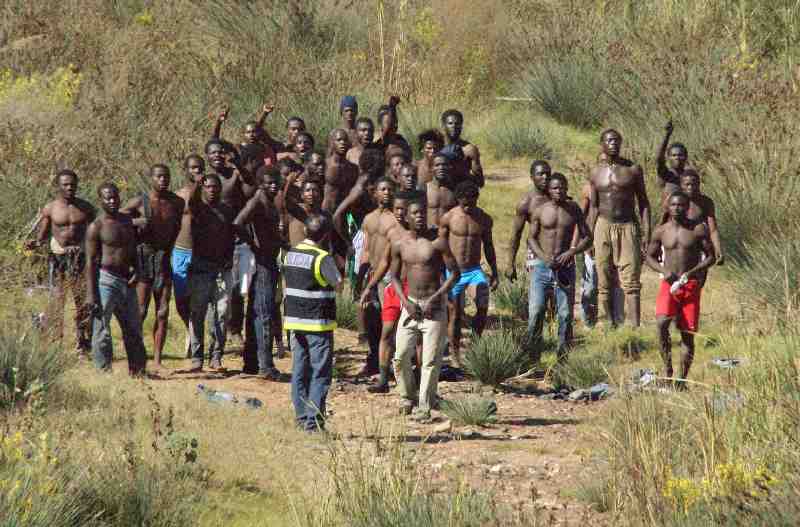 Unos 100 inmigrantes entran en Melilla en una avalancha "coordinada"
